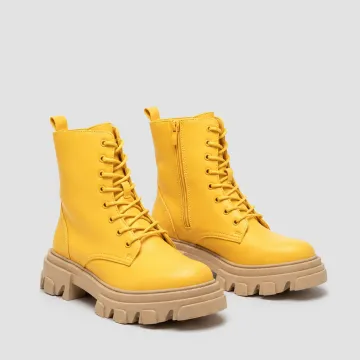 Lace-up ankle boots with a chunky lug sole